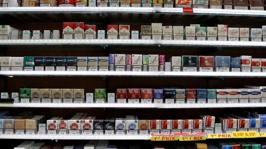 Paquetes de cigarrillos colocados en una estanter&iacute;a de un estanco en Montpellier (Francia)