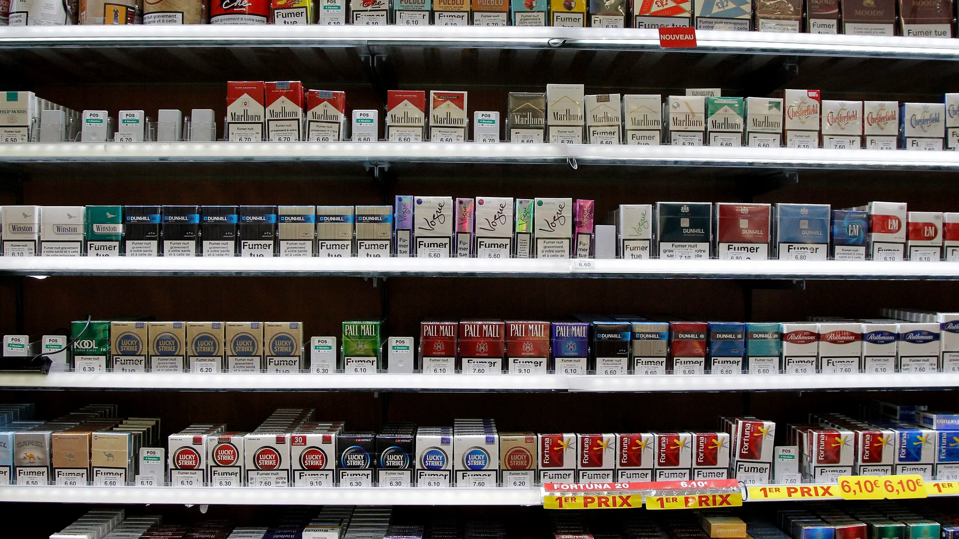 Paquetes de cigarrillos colocados en una estantería de un estanco en Montpellier (Francia) Paquetes de cigarrillos colocados en una estantería de un estanco en Montpellier (Francia)