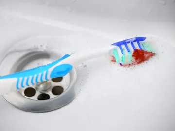 Cepillo de dientes manchado con sangre Cepillo de dientes manchado con sangre
