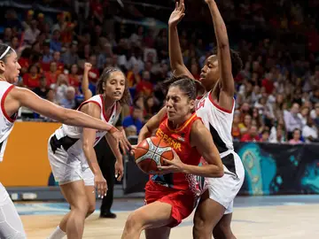 Cristina Ouviña entra a canasta ante la defensa canadiense Cristina Ouviña entra a canasta ante la defensa canadiense