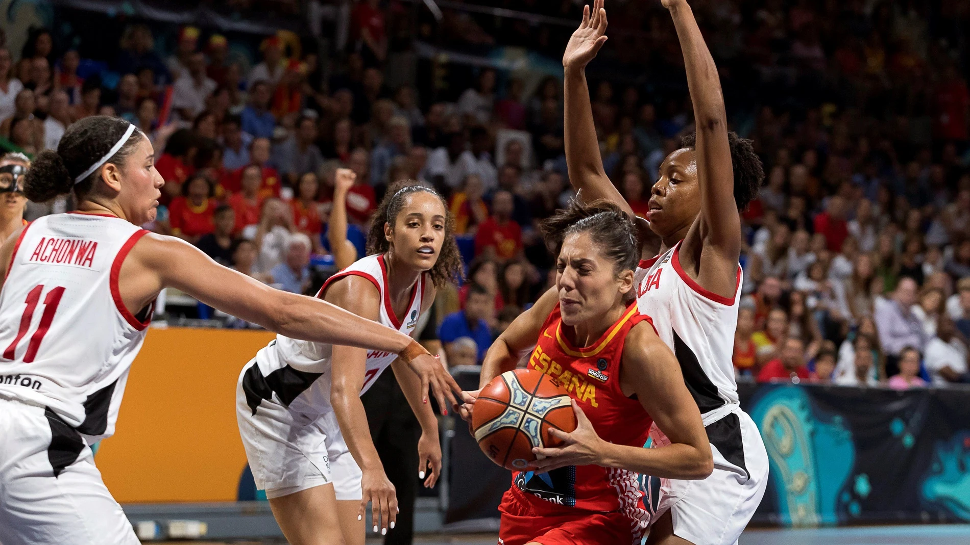 Cristina Ouviña entra a canasta ante la defensa canadiense Cristina Ouviña entra a canasta ante la defensa canadiense