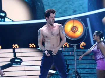 Jordi Coll se deja la piel para interpretar un increíble ‘Rock Dj’ de Robbie Williams Jordi Coll se deja la piel para interpretar un increíble ‘Rock Dj’ de Robbie Williams