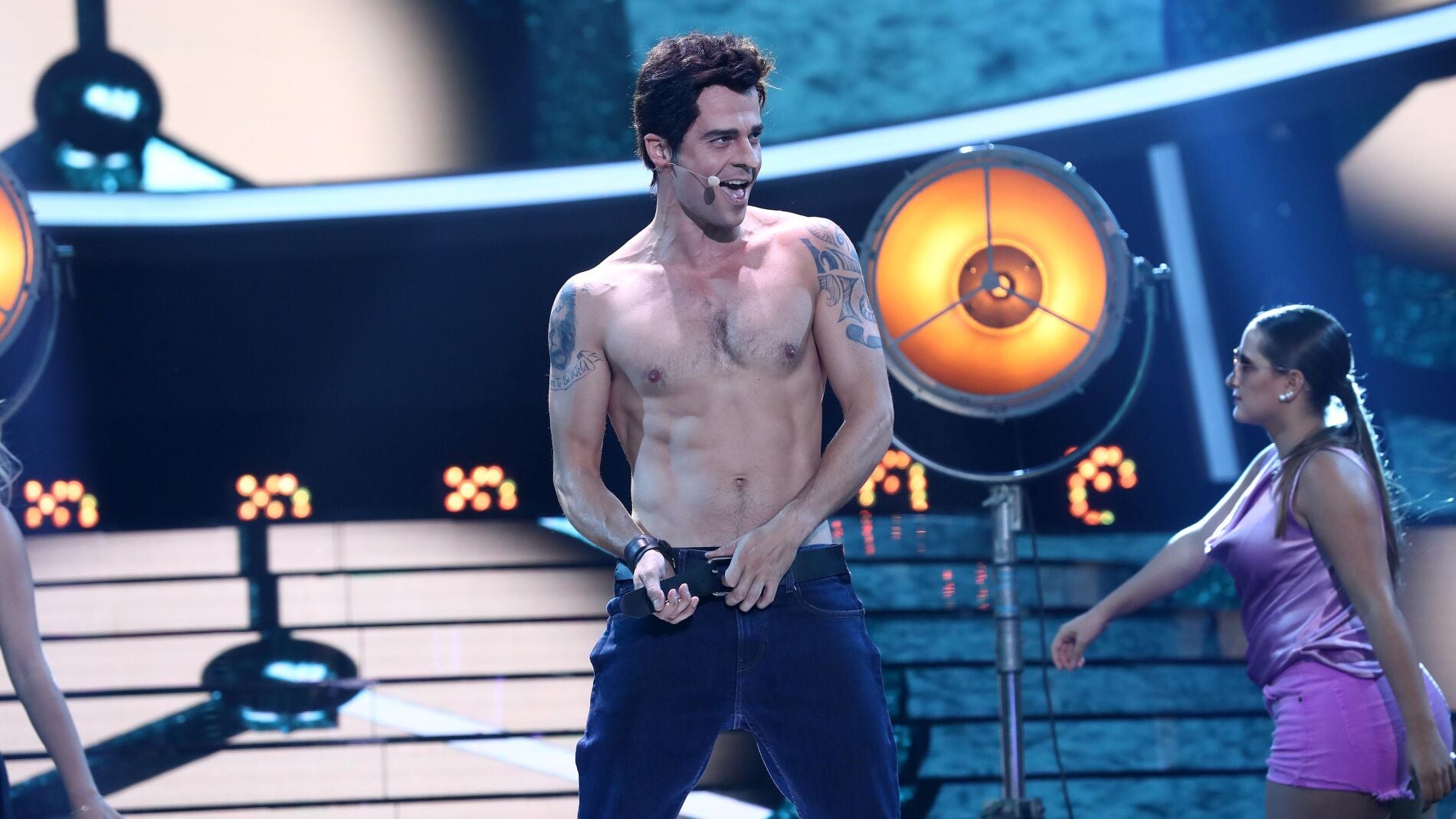 Jordi Coll se deja la piel para interpretar un incre&iacute;ble &lsquo;Rock Dj&rsquo; de Robbie Williams