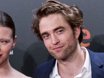 Robert Pattinson y Mia Goth posando juntos en el Festival de Cine de San Sebastián Robert Pattinson y Mia Goth posando juntos en el Festival de Cine de San Sebastián
