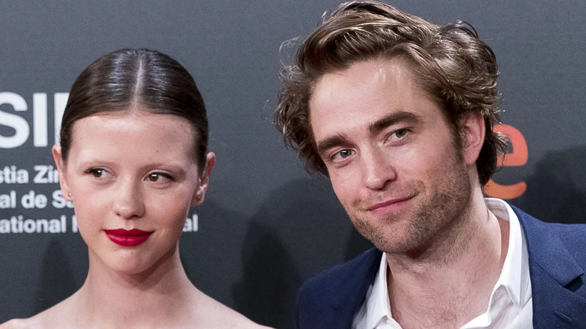 Robert Pattinson y Mia Goth posando juntos en el Festival de Cine de San Sebastián