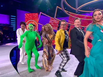 El jurado de ‘Tu cara me suena’ se atreve a bailar ‘Dame tu cosita’ con los concursantes de la séptima edición El jurado de ‘Tu cara me suena’ se atreve a bailar ‘Dame tu cosita’ con los concursantes de la séptima edición