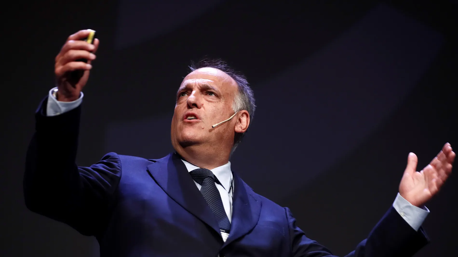 Tebas, durante un acto Tebas, durante un acto