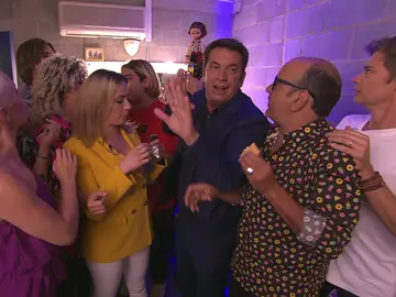 Los concursantes de ‘Tu cara me suena’ asaltan a Arturo Valls en el camerino Los concursantes de ‘Tu cara me suena’ asaltan a Arturo Valls en el camerino