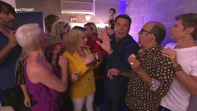 Los concursantes de ‘Tu cara me suena’ asaltan a Arturo Valls en el camerino Los concursantes de ‘Tu cara me suena’ asaltan a Arturo Valls en el camerino