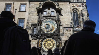 El reloj astronómico de la Plaza Vieja de Praga vuelve a sonar nueve meses después