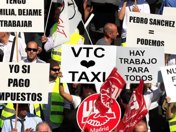 Cientos de chóferes VTC protestan en Madrid por la norma que ultima Fomento Cientos de chóferes VTC protestan en Madrid por la norma que ultima Fomento