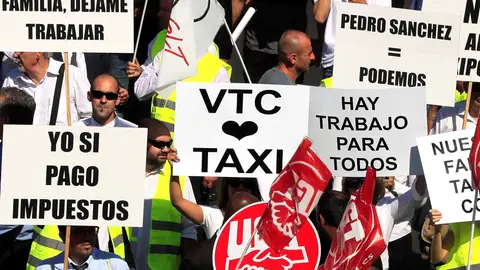 Cientos de chóferes VTC protestan en Madrid por la norma que ultima Fomento Cientos de chóferes VTC protestan en Madrid por la norma que ultima Fomento