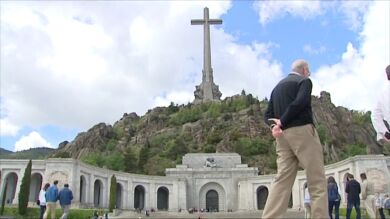 Podemos propone demoler la cruz y la espada que preside el Valle de los Caídos