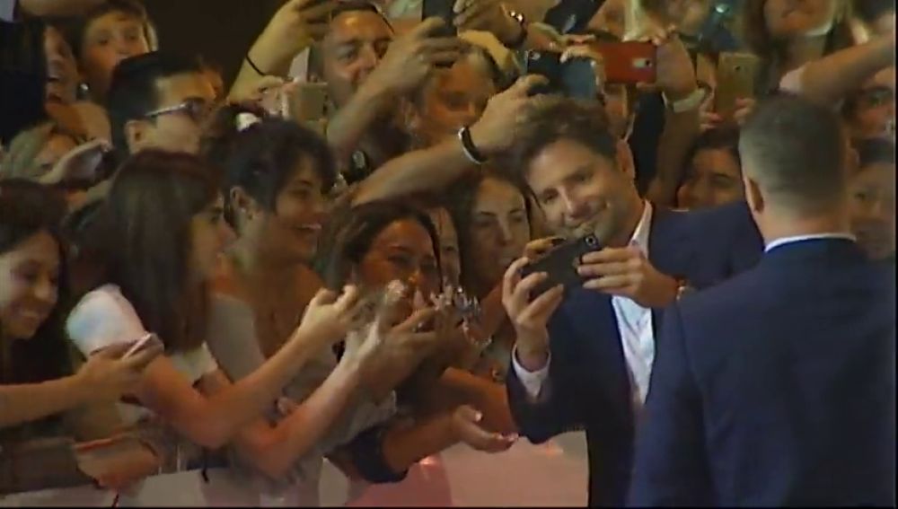 Bradley Cooper 'premia' la larga espera de sus fans en San Sebastián con su mejor sonrisa
