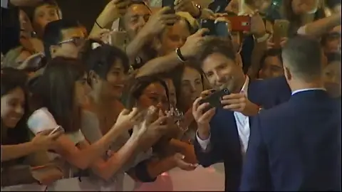 Bradley Cooper 'premia' la larga espera de sus fans en San Sebastián con su mejor sonrisa Bradley Cooper 'premia' la larga espera de sus fans en San Sebastián con su mejor sonrisa