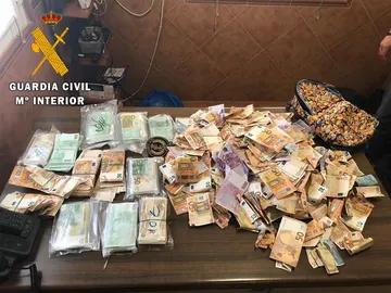 El dinero recogido por la Guardia Civil El dinero recogido por la Guardia Civil