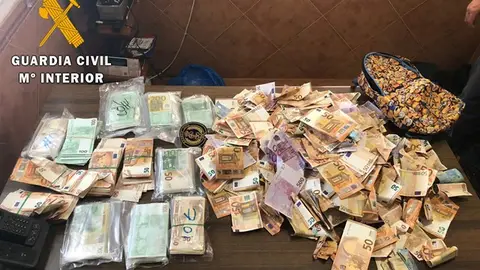 El dinero recogido por la Guardia Civil El dinero recogido por la Guardia Civil