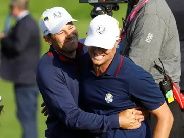 Sergio García y Alex Noren se abrazan tras su foursome Sergio García y Alex Noren se abrazan tras su foursome