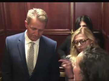 Un senador es increpado en un ascensor por una mujer tras votar a favor de la nominación de Kavanaugh al Supremo