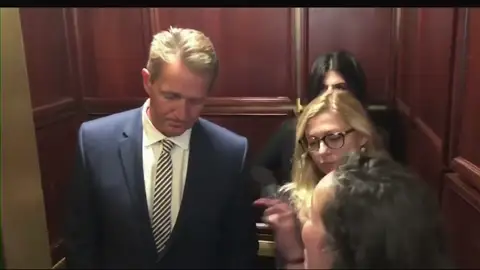 Un senador es increpado en un ascensor por una mujer tras votar a favor de la nominación de Kavanaugh al Supremo Un senador es increpado en un ascensor por una mujer tras votar a favor de la nominación de Kavanaugh al Supremo