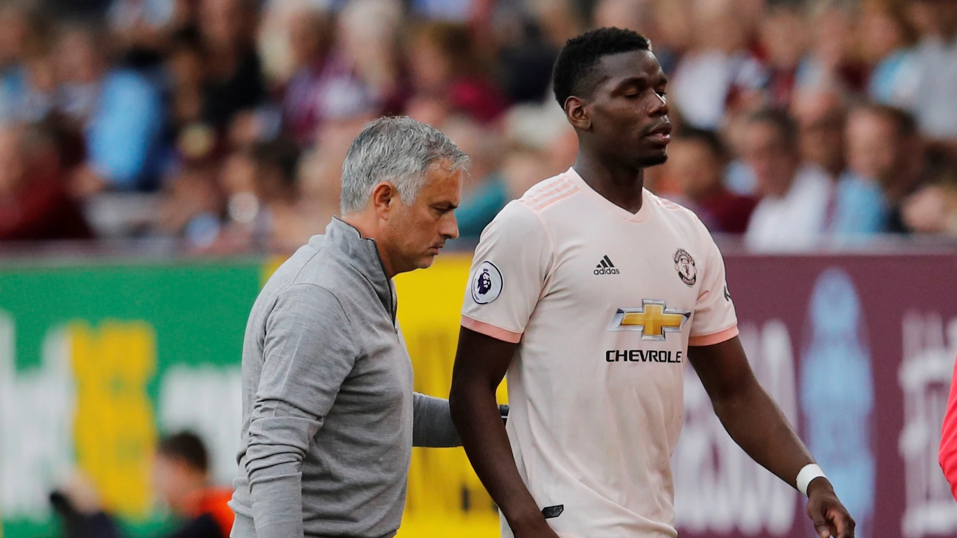 Mourinho y Pogba, durante un partido del Manchester United Mourinho y Pogba, durante un partido del Manchester United