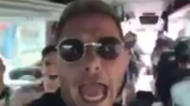 Joaquín versiona 'Sin pijama' a su manera en el autobús del Betis