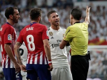 Sergio Ramos protesta una acción durante el partido contra el Atlético de Madrid