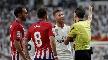 Sergio Ramos protesta una acción durante el partido contra el Atlético de Madrid