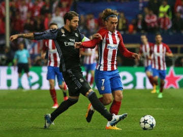 Sergio Ramos y Griezmann, durante un Real Madrid - Atlético de Madrid