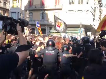 Noticias Fin de Semana (29-09-18) Tensión en Barcelona después de que independentistas intenten impedir la concentración de policías