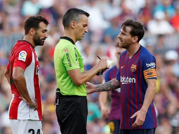 Messi dialoga con Jaime Latre Messi dialoga con Jaime Latre