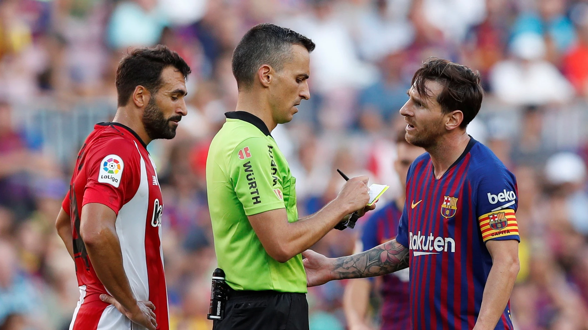 Messi dialoga con Jaime Latre Messi dialoga con Jaime Latre