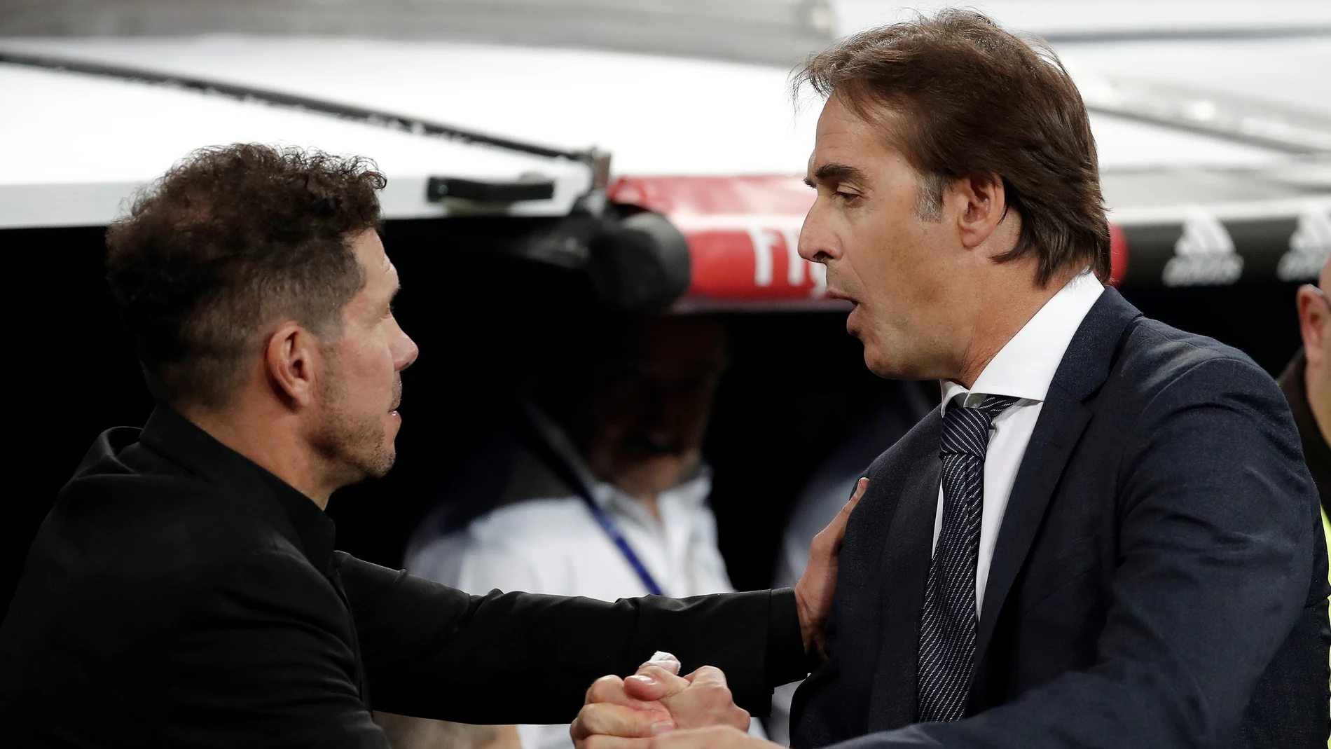 Lopetegui y Simeone se saludan antes del derbi Lopetegui y Simeone se saludan antes del derbi