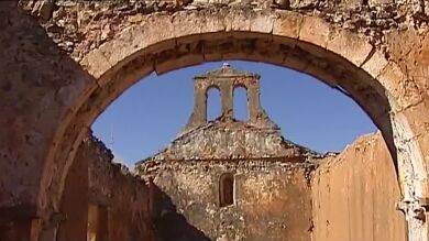 Roban dos capiteles románicos del siglo XII y sus respectivas columnas en la ermita de Boós en Soria