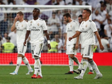 Vinícius, junto a sus compañeros en el partido contra el Atlético de Madrid