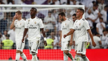 Vinícius, junto a sus compañeros en el partido contra el Atlético de Madrid