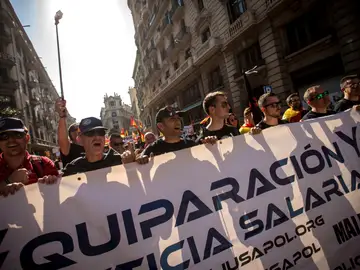 Policías nacionales y guardias civiles se manifiestan en Barcelona para reivindicar la "equiparación salarial" Policías nacionales y guardias civiles se manifiestan en Barcelona para reivindicar la "equiparación salarial"