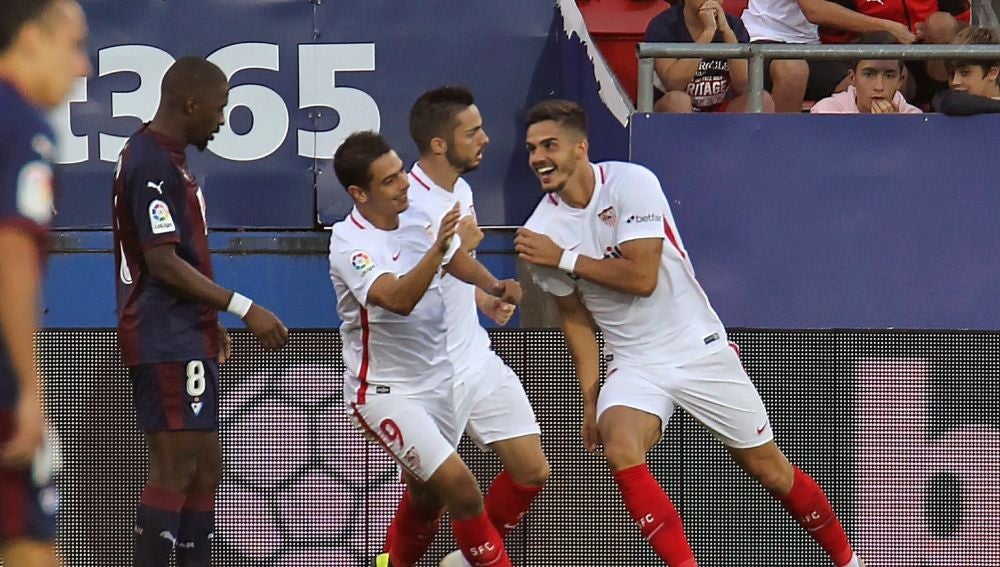 Los jugadores del Sevilla celebran el gol de André Silva ante el Eibar