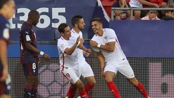 Los jugadores del Sevilla celebran el gol de André Silva ante el Eibar