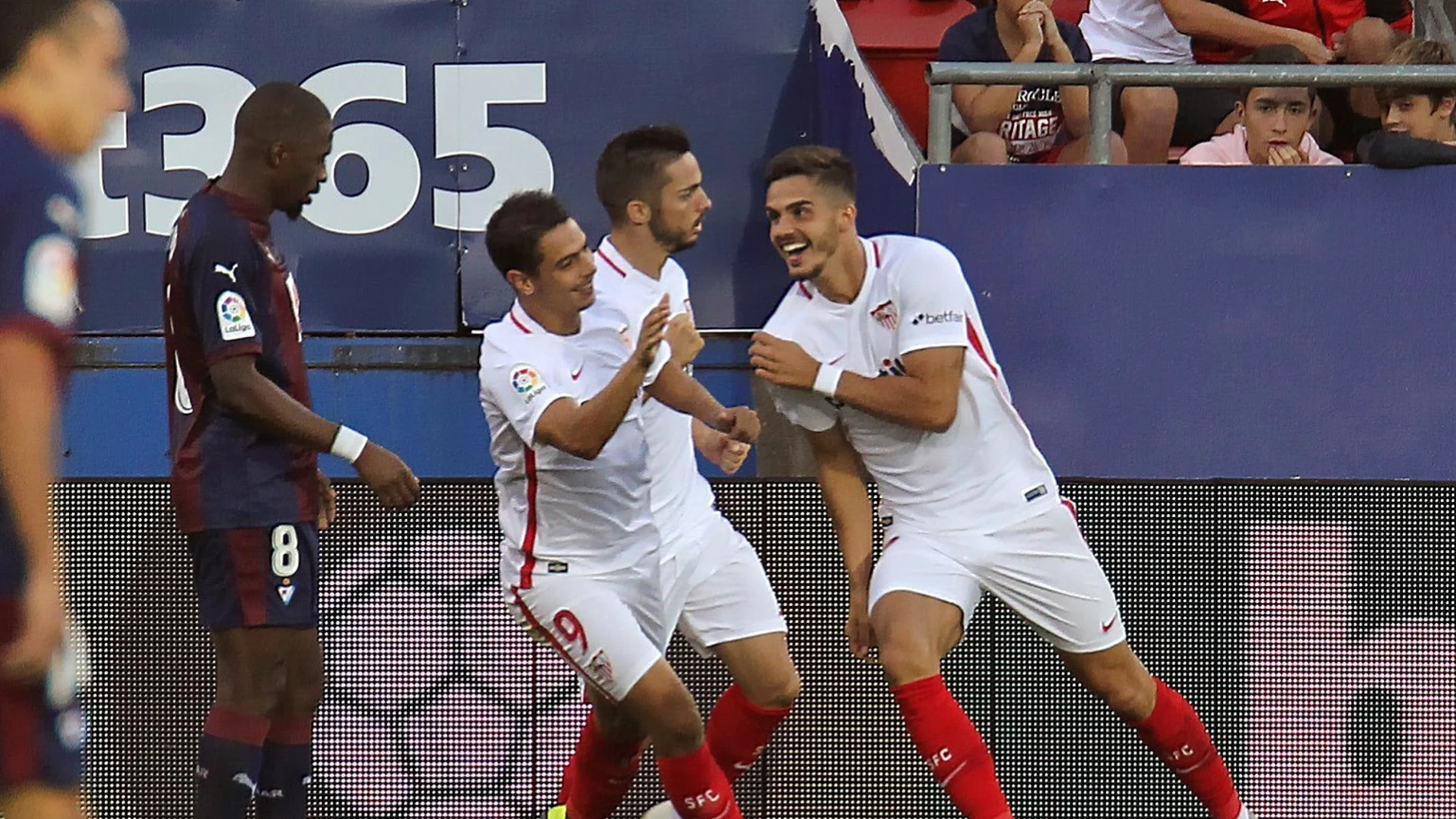 Los jugadores del Sevilla celebran el gol de André Silva ante el Eibar Los jugadores del Sevilla celebran el gol de André Silva ante el Eibar