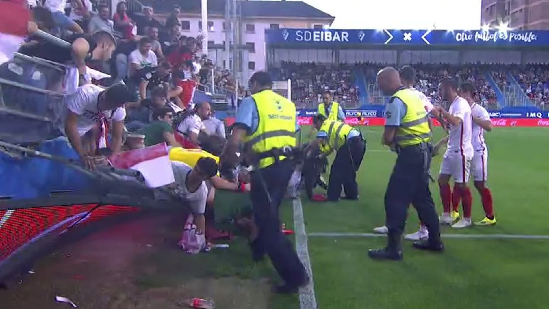 Momento en el que la grada de Ipurua se venció tras el gol de Banega Momento en el que la grada de Ipurua se venció tras el gol de Banega