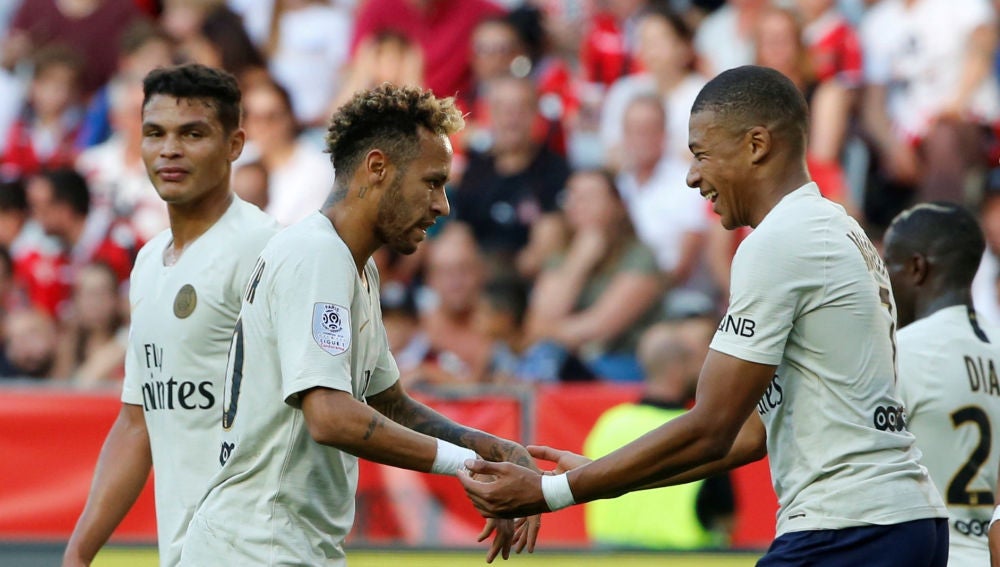 Neymar celebra con Mbappé uno de sus goles contra el Niza