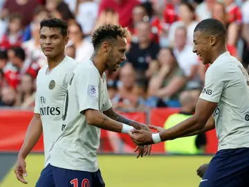 Neymar celebra con Mbappé uno de sus goles contra el Niza Neymar celebra con Mbappé uno de sus goles contra el Niza