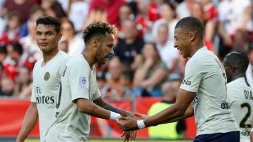 Neymar celebra con Mbappé uno de sus goles contra el Niza