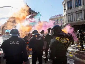 Los Mossos cargan contra los soberanistas tras lanzarles polvos de colores Los Mossos cargan contra los soberanistas tras lanzarles polvos de colores