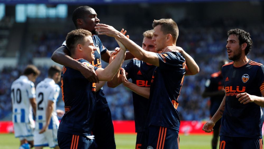 Los jugadores del Valencia celebran el gol de Gameiro contra la Real Sociedad
