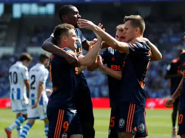 Los jugadores del Valencia celebran el gol de Gameiro contra la Real Sociedad Los jugadores del Valencia celebran el gol de Gameiro contra la Real Sociedad