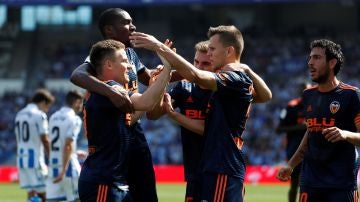 Los jugadores del Valencia celebran el gol de Gameiro contra la Real Sociedad