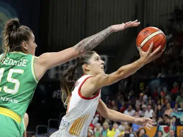 Marta Xargay intenta anotar ante la defensa de Cayla George Marta Xargay intenta anotar ante la defensa de Cayla George