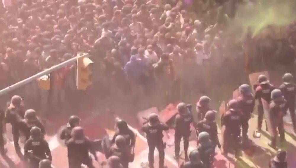 Así fue la carga policial después de que los independentistas lanzara polvos de colores